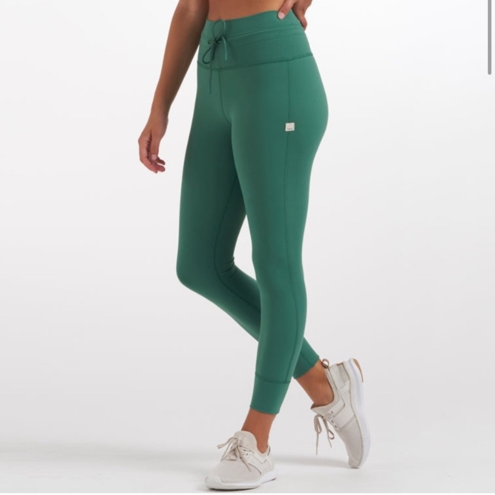 Women’s Vuori Daily Leggings in Cactus size small excellent condition